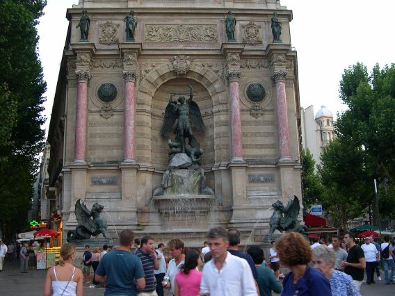 nombreux touristes autour de la fontaine Saint-Michel